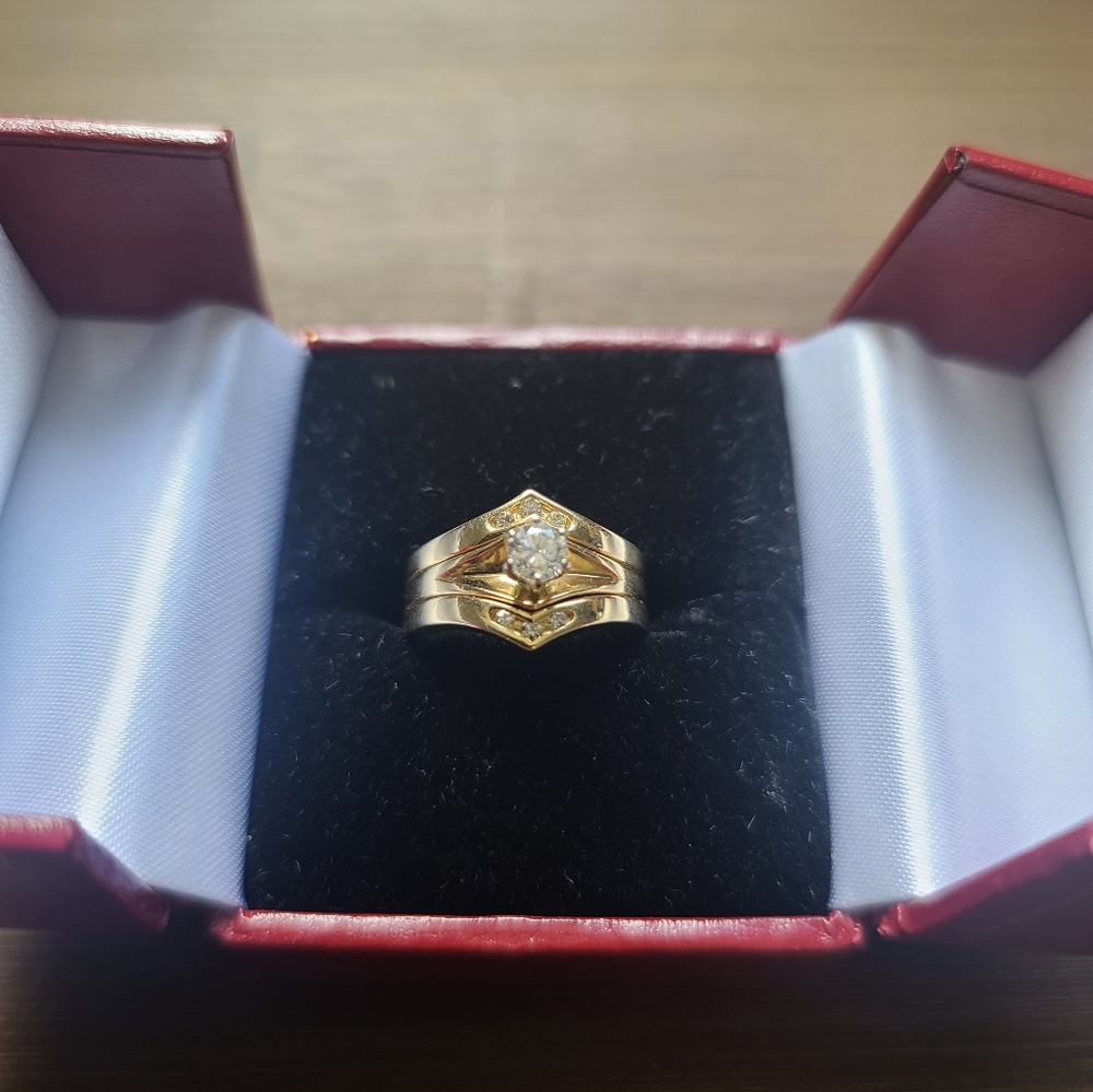 Beautiful yellow gold ring with diamonds
